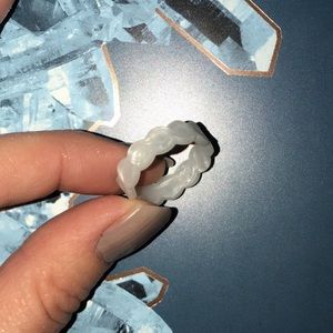 QALO size 7 pearl band NWOT